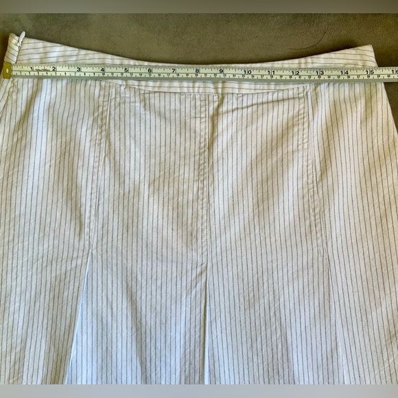 White pleated skirt with black pin stripes, Size 8 from GAP. - Picture 6 of 10